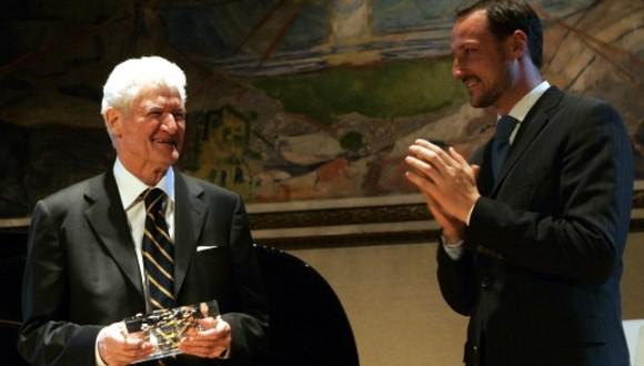Prof. Peter Lax receives the 2005 Abel Prize from H.R.H. Crown Prince Haakon in the University Aula. Photo: Knut Falch/Scanpix