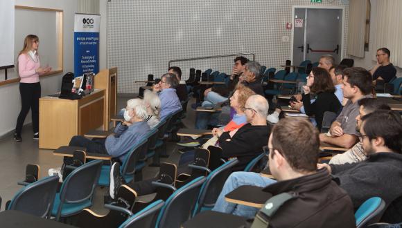 Prof. Giulia Giordano delivering her lecture